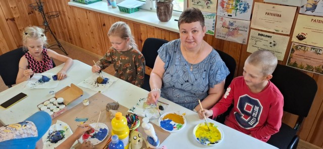 Bērnu un jauniešu radošā darbnīca "Krāsu akmeņi"